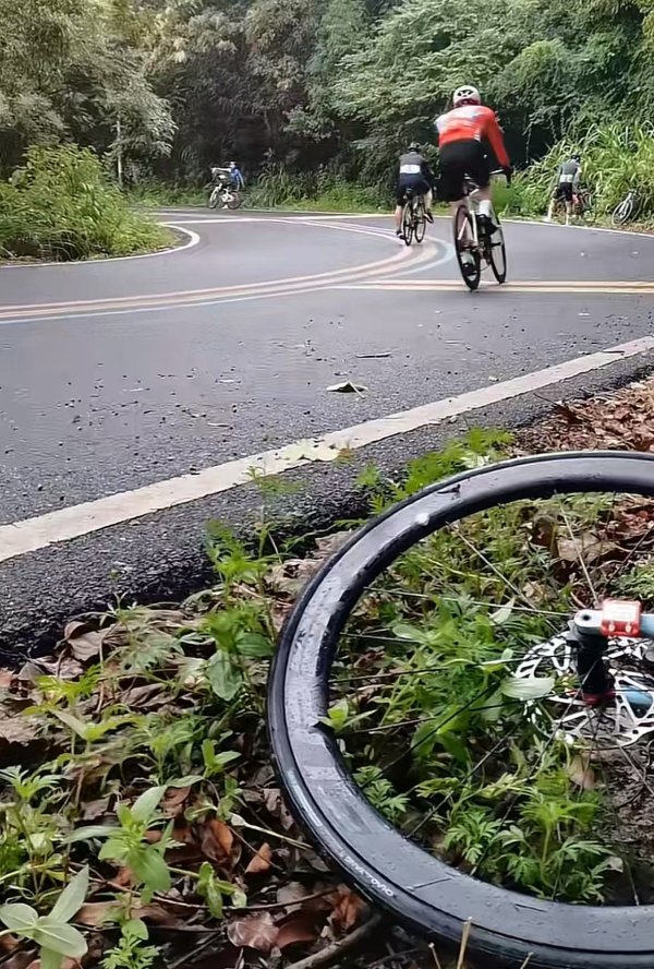 蓝乔配资 江西一自行车比赛多名选手同一弯道受伤 参赛者发声：希望大家注意安全